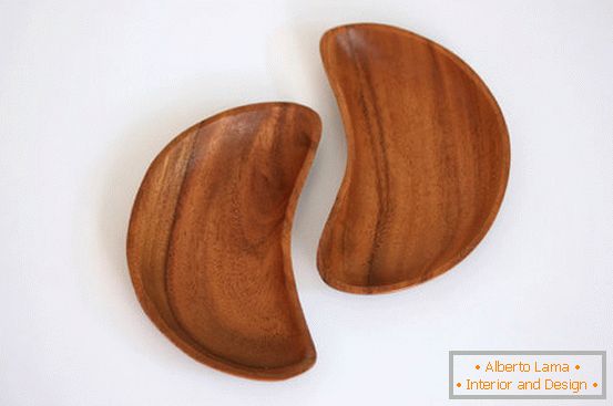 Miniature serving dishes in the form of a boomerang