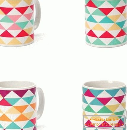 Mugs with a bright geometric pattern