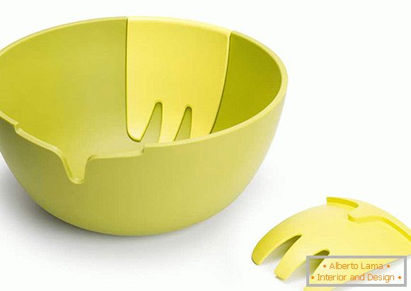 Salad bowl with stirring blades