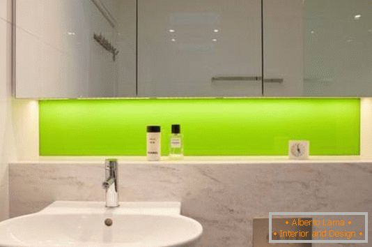 Backlighting of surfaces in the bathroom