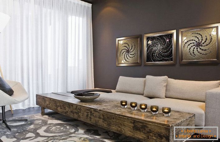 The guest room in the Art Deco style is decorated with modular paintings, which show the peculiarities of the sun. 