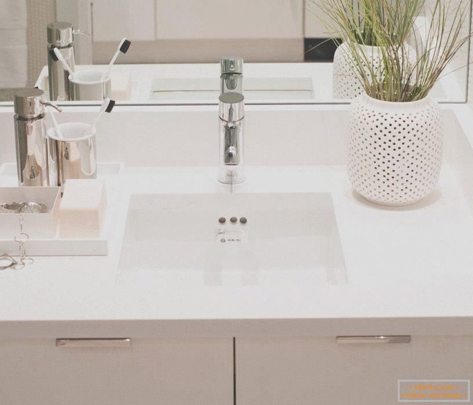 White sink with a mirror in the bathroom