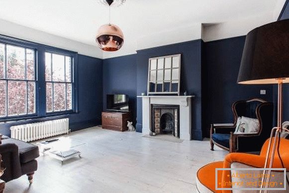 Dark walls and a light floor in the interior