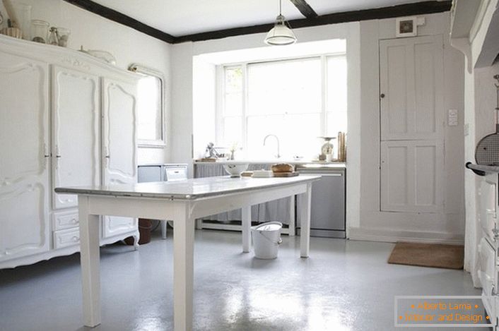 The white kitchen in the English style is the dream of the housewives, who can call themselves adherents of the classics.