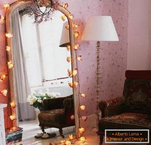 Decorating a mirror with a garland