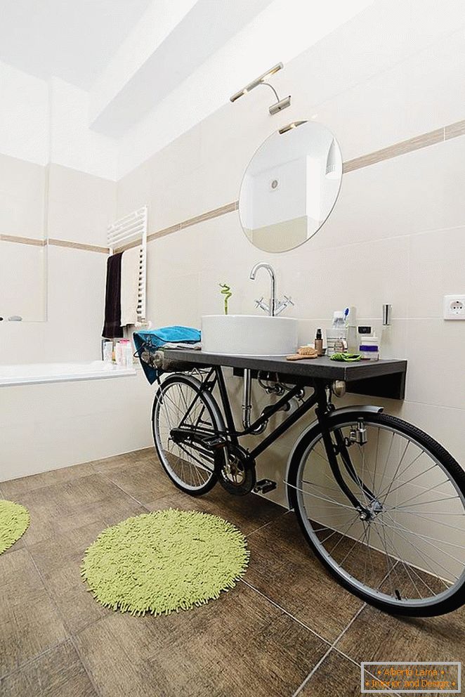 An unusual washbasin on the bike in the bathroom