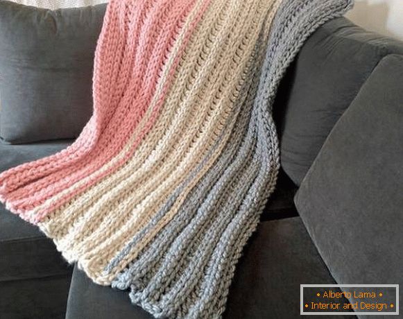 The best knitted blankets and covered with their own hands on 33 photos