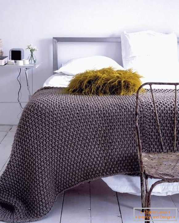Knitted plaid on the bed with your own hands in fashionable color