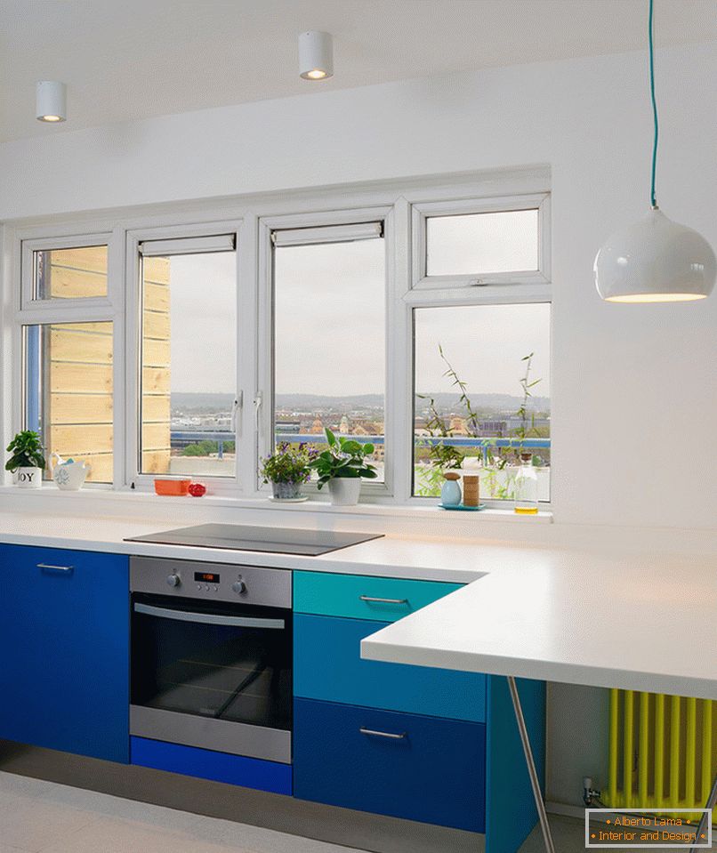 Extruded kitchen with breakfast bar