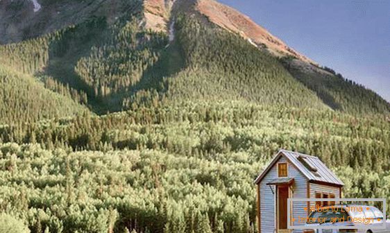 Micro-house at the foot of the mountain