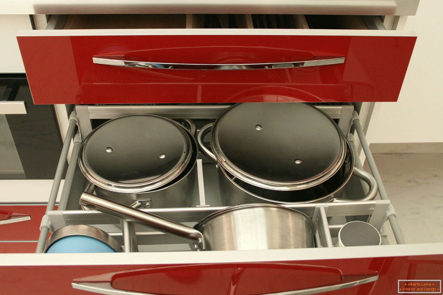 Cabinet for storing dishes