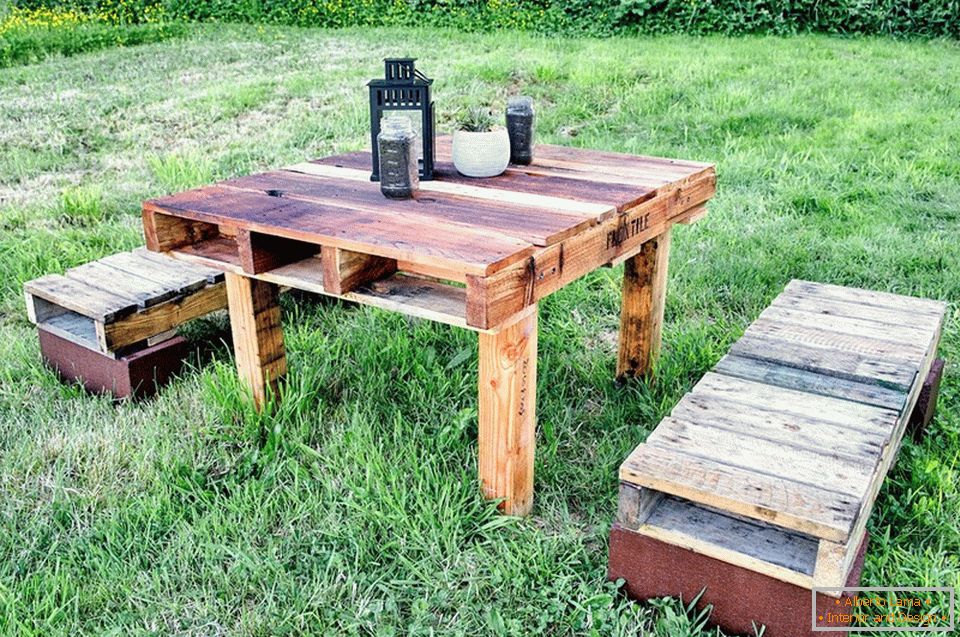 Dining area on the lawn