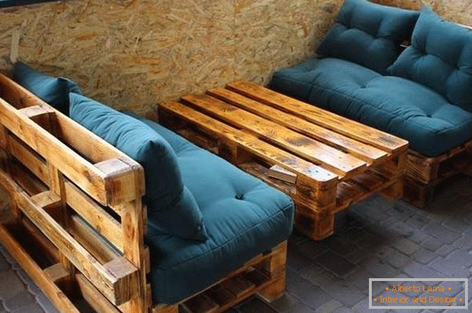 Small sofa of pallets with own hands on the balcony