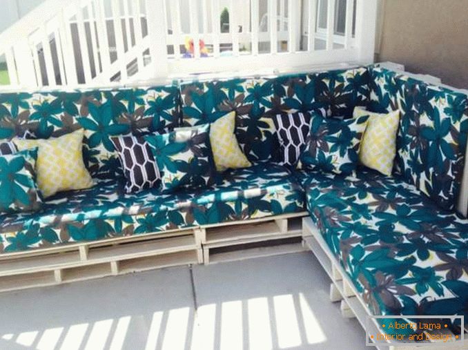 Garden furniture - a sofa of pallets with your own hands