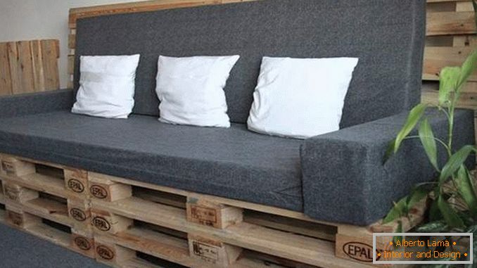A simple sofa made of wooden pallets