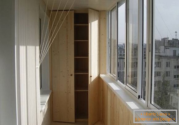 built-in wardrobe-to-balcony-svoimi-rukami