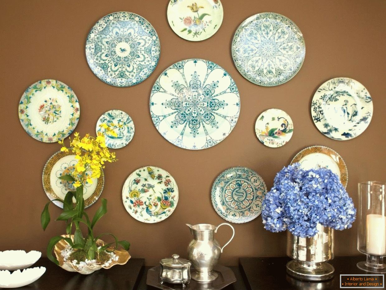 Wall decoration with plates