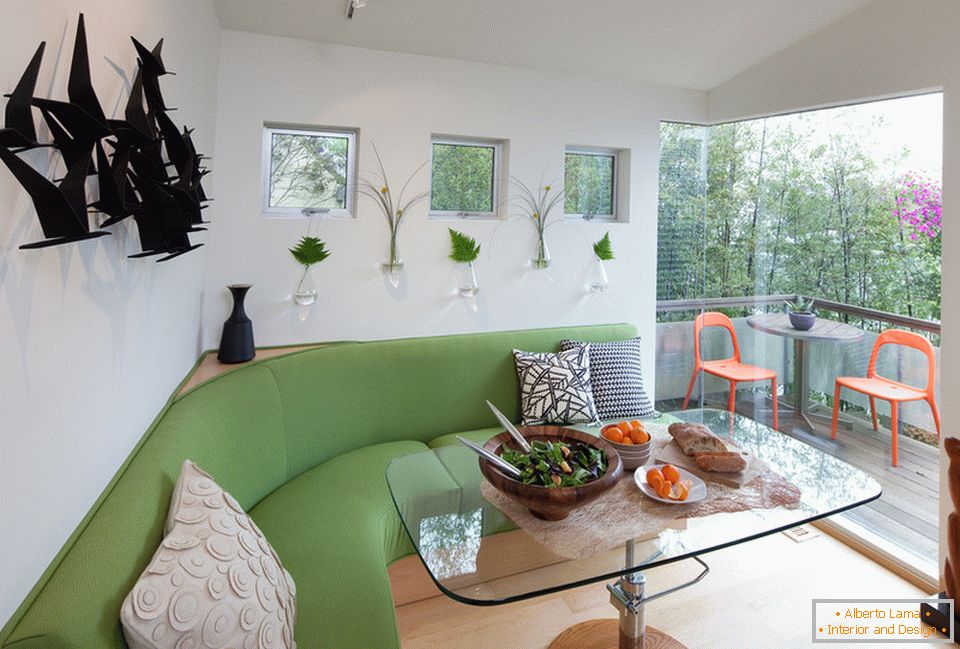 Table with adjustable height in the dining room