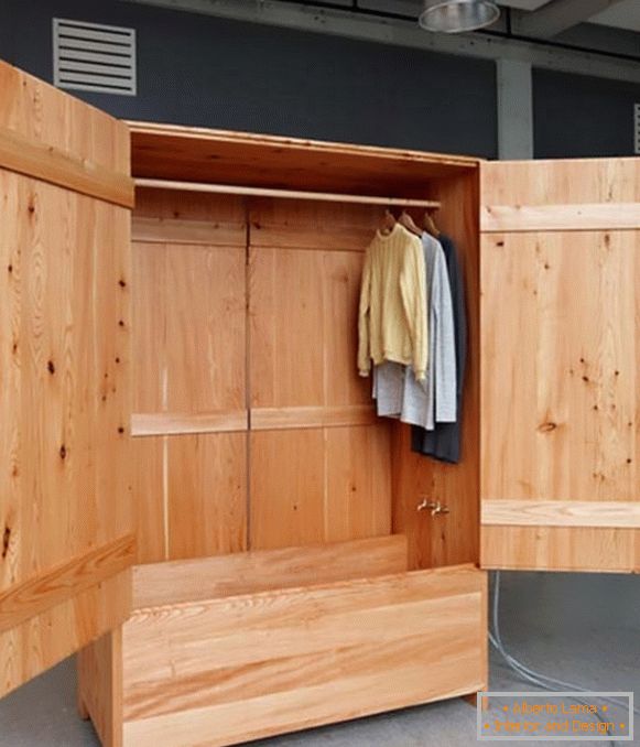 Wooden bath in the closet