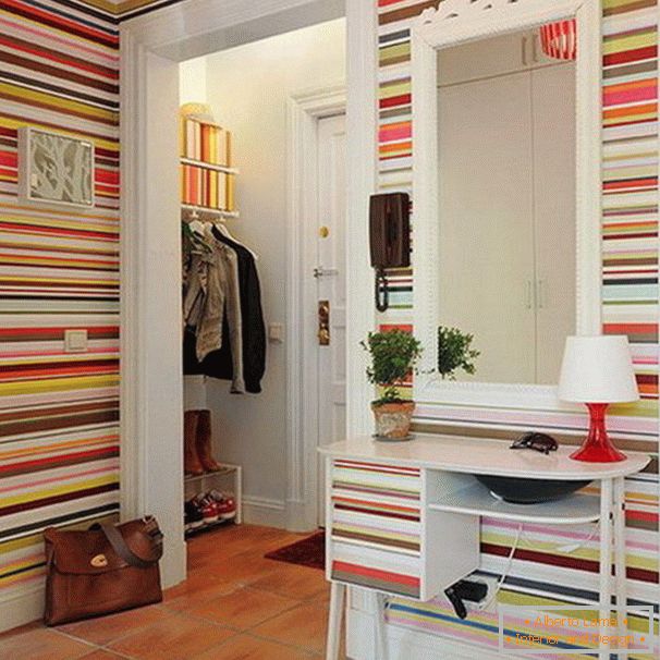 Wallpaper in horizontal stripes