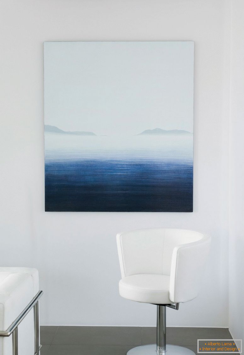 Painting with a sea view on the wall