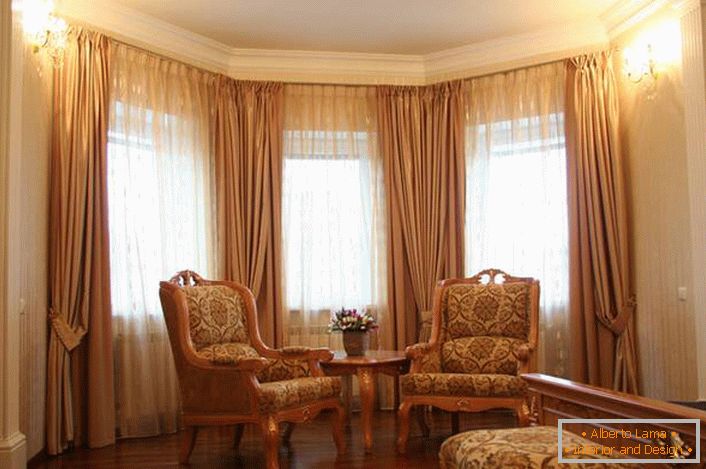 Design curtains for a spacious living room with a bay window in a classic style.