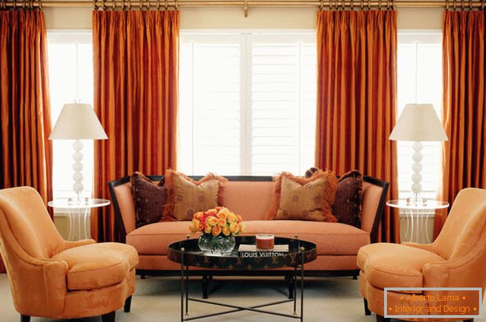 An example of an ideal combination of translucent Roman curtains and heavy tapestry curtains under the color of the interior of the living room and furniture.