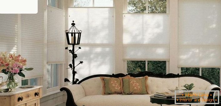Modern single-color, air curtains-pleated not overload the refined atmosphere of the living room of an old country house. 
