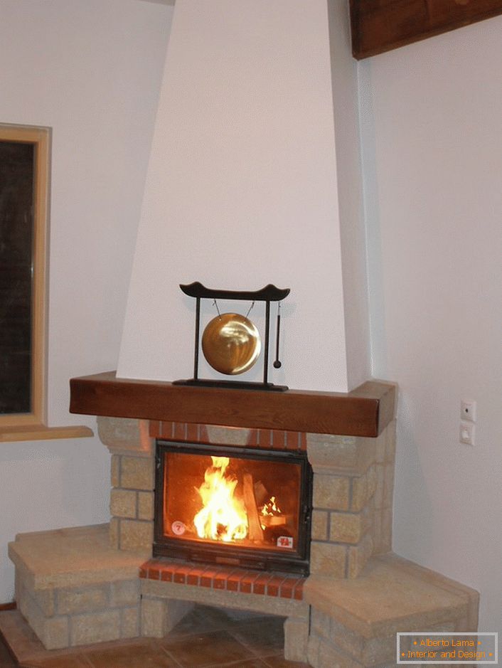 The advantage of corner fireplaces is the absence of niches in the wall under the fireplace fireplace. In the corner fireplace this is solved constructively.