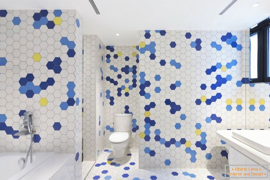 Tile in the form of honeycombs in the bathroom