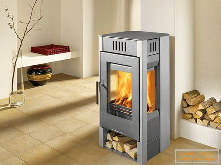 Portable fireplace with cast iron furnace for cool nights of southern latitudes of Europe.