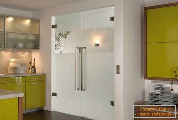 Two-winged kitchen doors with glass - photo in the interior