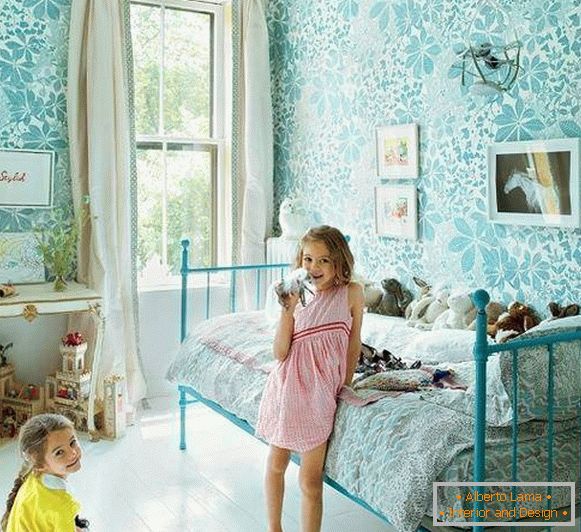 Choose wallpaper in the children's room for girls