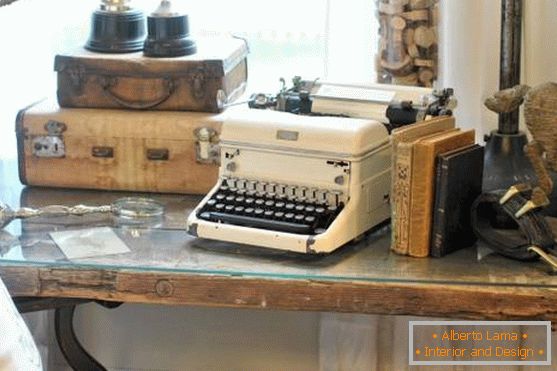 Vintage style decor: suitcases, books, typewriter