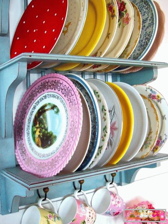 Vintage style: dishes in the interior