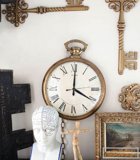 Wall arrangement of vintage decor