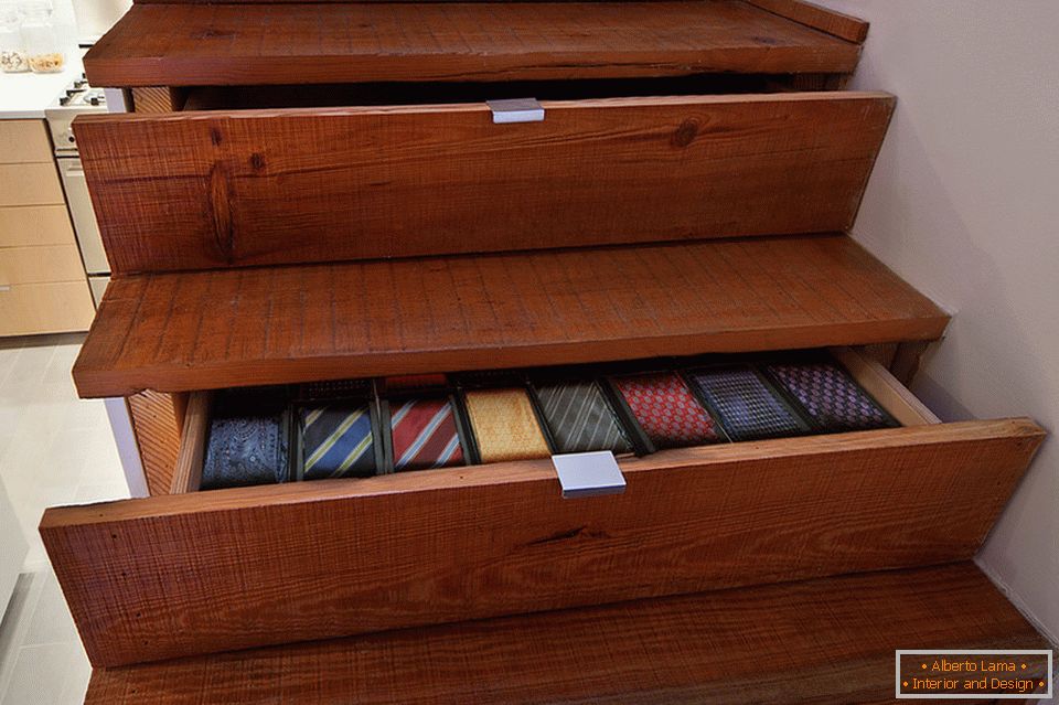 Storage system in steps