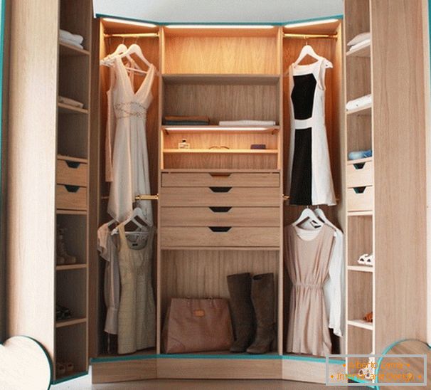 Transformable dressing room