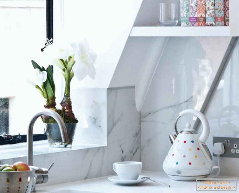 Finishing the walls of the kitchen with light marble