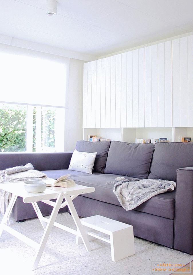 Folding coffee table in the living room