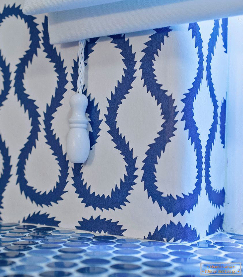 Blue and white decoration of a small bathroom