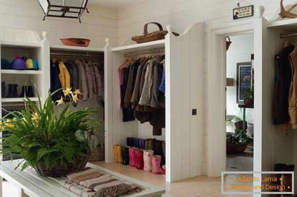 Idea for storing things in the hallway: built-in wardrobes