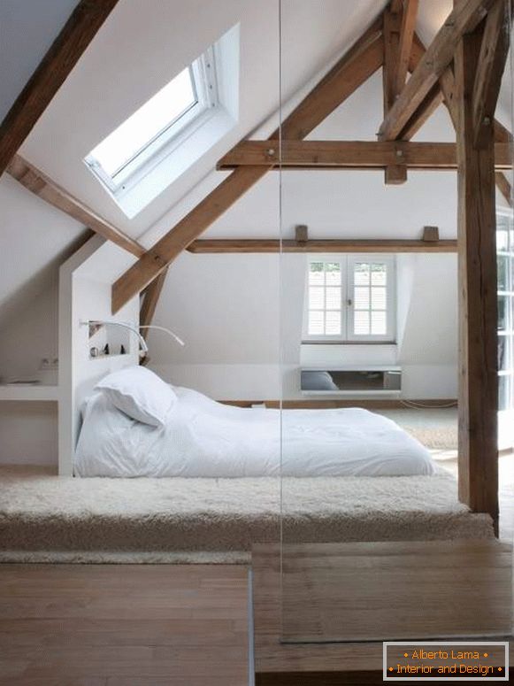 Design of the attic floor - a photo of a bedroom with a veranda