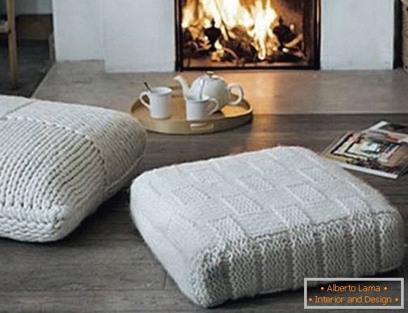 Knitted cushions in the interior