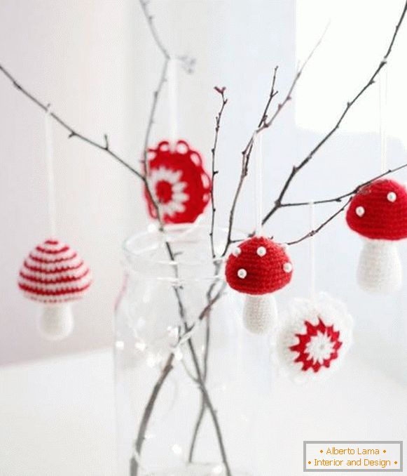Decor for home in white and red