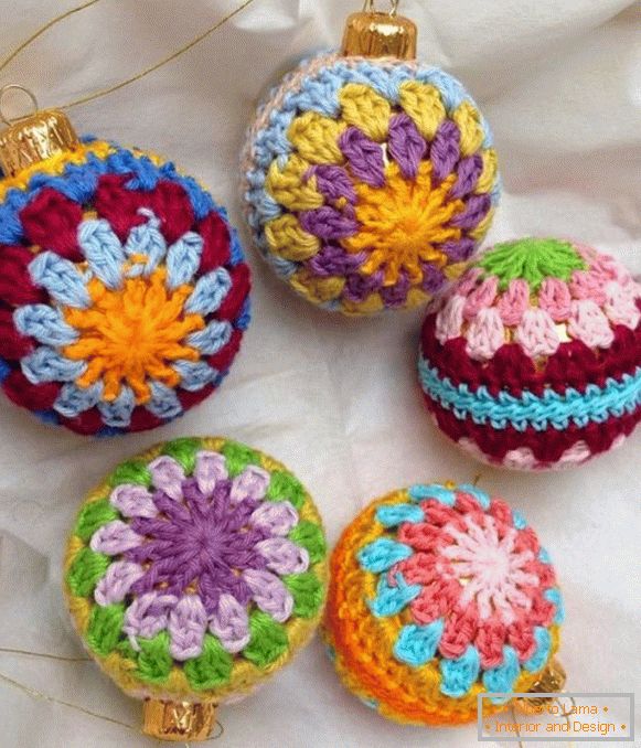 Multi-colored knitted Christmas tree decorations