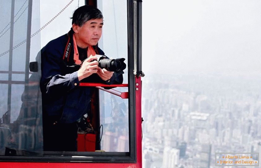 The most famous crane operator in Shanghai