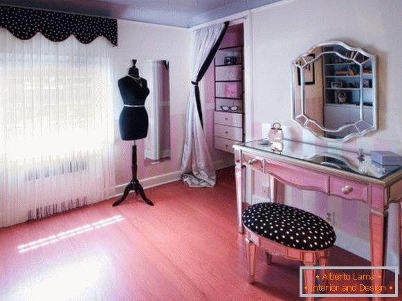 Mirror dressing table in the women's bedroom