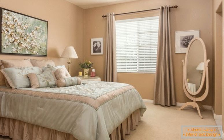 Mirror in the bedroom - photo examples of accommodation in