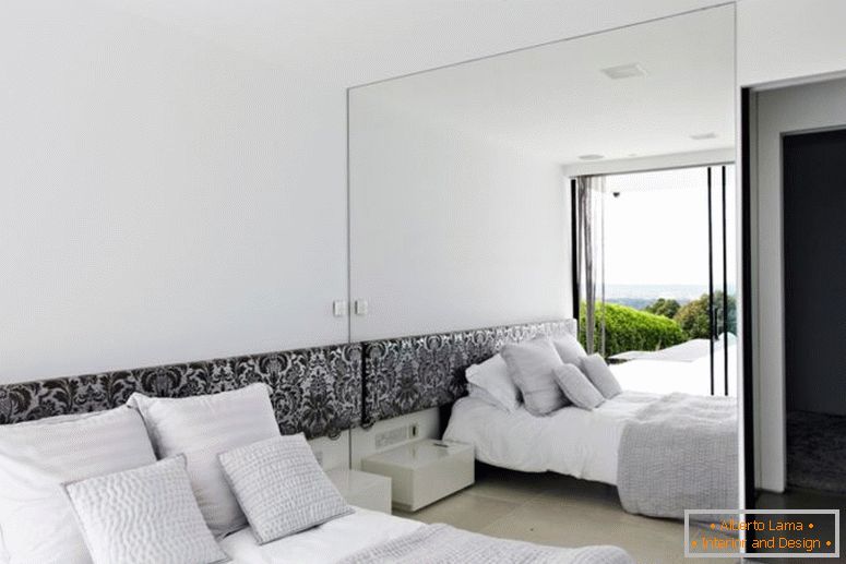 Mirror in the bedroom - photo examples of accommodation in